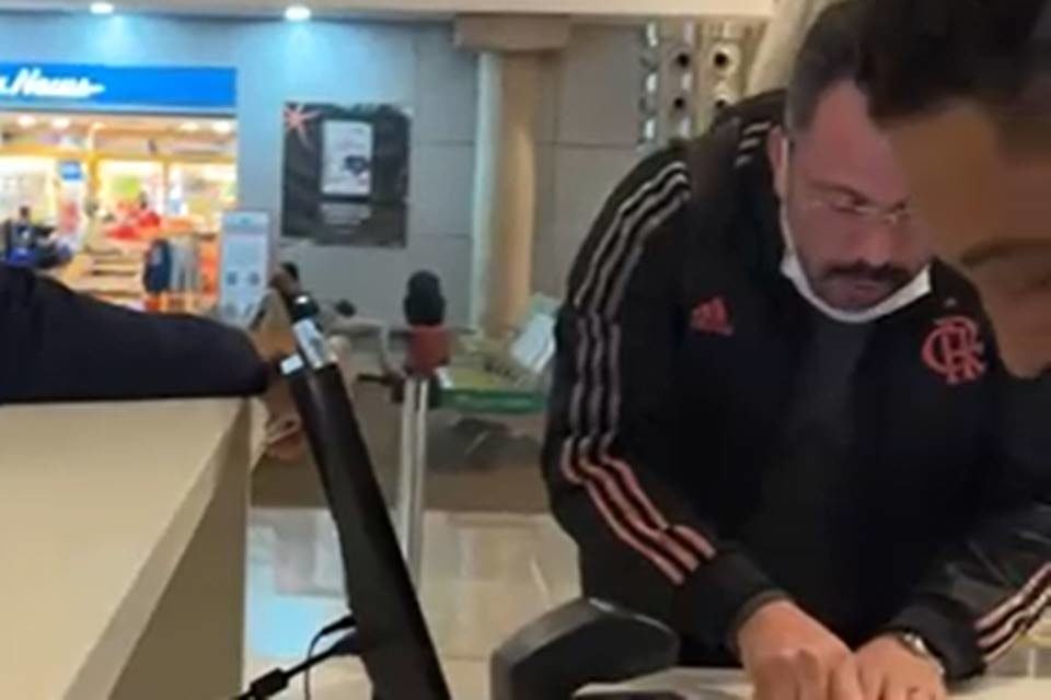 Foto colorida do senador Alan Rick ao protagonizar uma cena no aeroporto de Brasília - Metrópoles