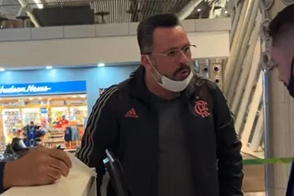Foto colorida do senador Alan Rick ao protagonizar uma cena no aeroporto de Brasília - Metrópoles