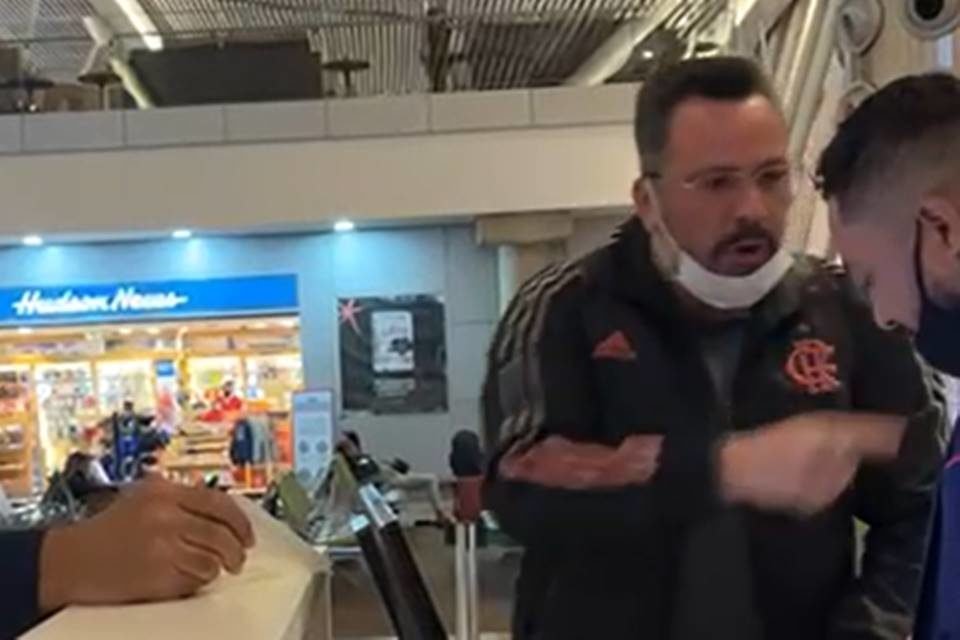 Foto colorida do senador Alan Rick ao protagonizar uma cena no aeroporto de Brasília - Metrópoles