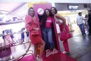 Na imagem, três mulheres utilizam roupas rosa para assistir o filme da Barbie nos cinemas - Metrópoles