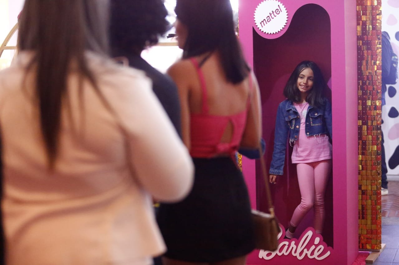 Barbie: fãs colorem cinema de rosa para ver filme em Brasília