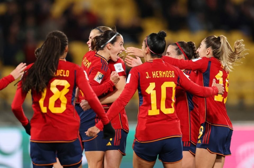 Imagem colorida de jogadoras da seleção da Espanha - Metrópoles