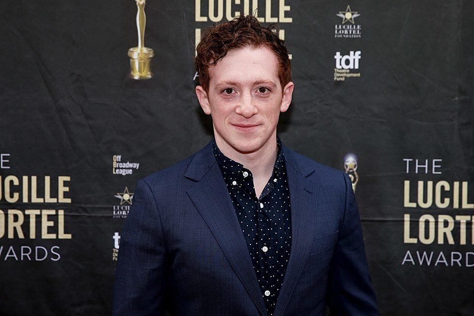 Foto colorida de Ethan Slater. Ele está de terno preto, camisa preta, é branco e ruivo - Metrópoles