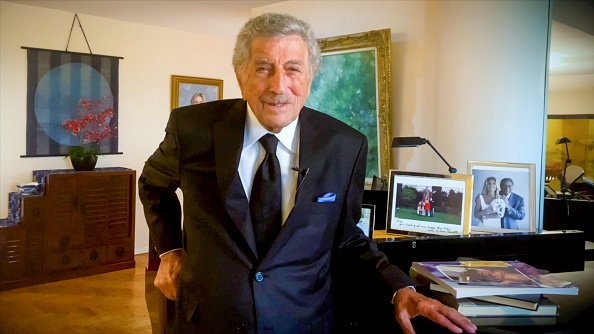 Foto colorida de Tony Bennett usando terno - Metrópoles