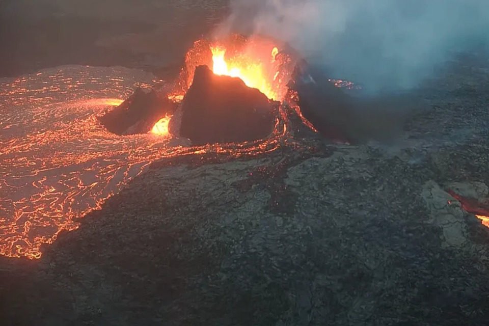 Foto colorida de formação de novo vulcão na Islândia - Metrópoles