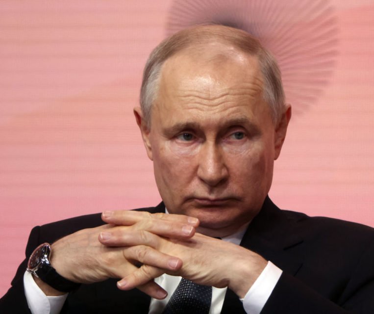 Imagem colorida de Putin, com o olhar concentrado durante evento na Rússia - Metrópoles