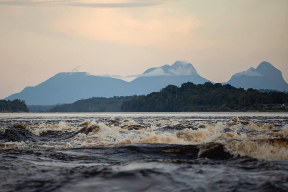 Foto colorida do Rio Negro em São Gabriel da Cachoeira no Amazonas - Metrópoles