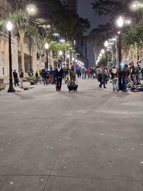 Imagem mostra pessoas reunidas na Avenida São João, em São Paulo