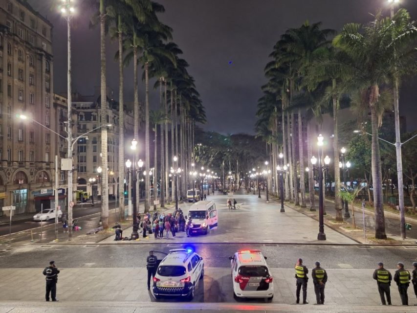 Imagem mostra viaturas da PM e da GCM em frente à Praça da Sé - Metrópoles