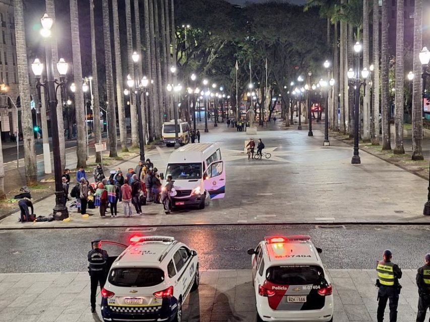 Imagem mostra viaturas da PM e da GCM em frente à Praça da Sé - Metrópoles