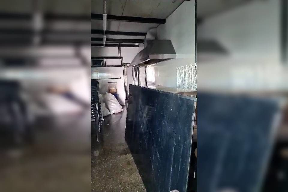 equipamentos dentro do quiosque danificado