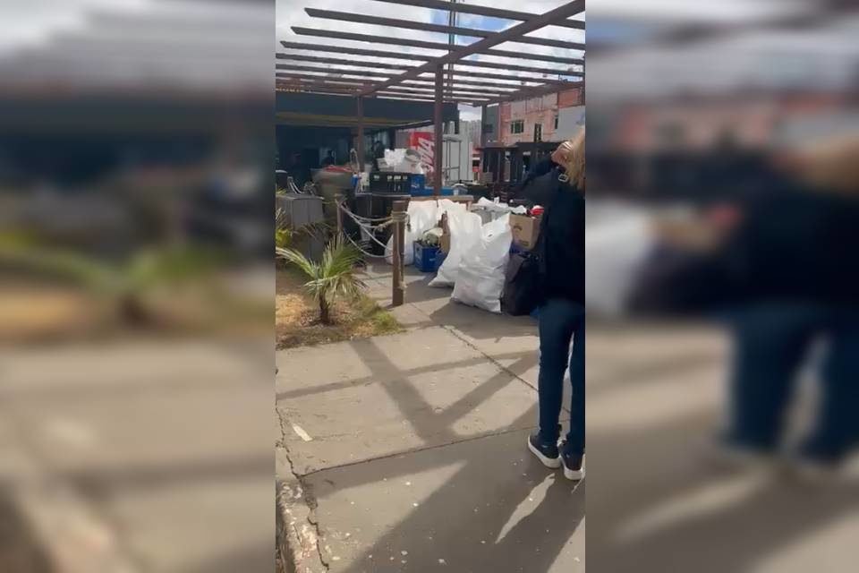 do lado de fora do estabelecimento vários materiais como cadeiras e mesas jogadas