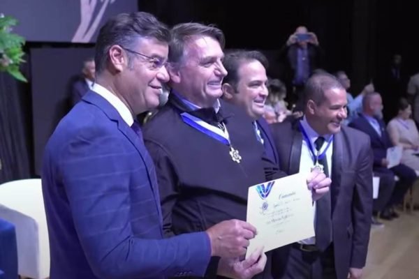 Foto colorida do momento em que Jair Bolsonaro é homenageado em Anapolis - Metrópoles