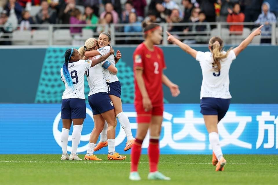 Foto colorida do jogo da Copa do Mundo Feminina entre Estados Unidos (USA) e Vietnã - Metrópoles