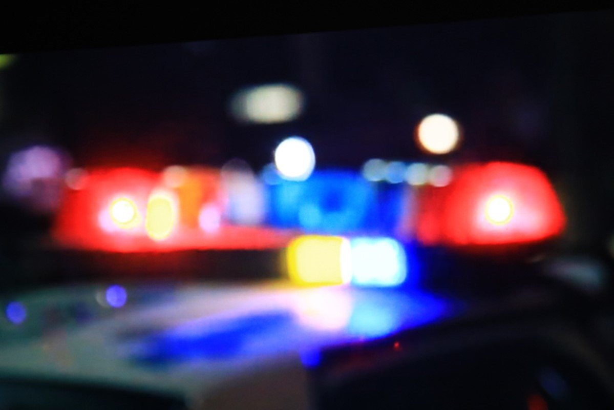 Imagem colorida de luzes de viatura policial - Metrópoles