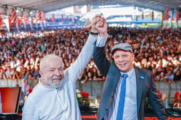 Imagem colorida do presidente Lula (PT) e o Presidente do Sindicato dos Metalúrgicos do ABC, Moises Selerges - Metrópoles