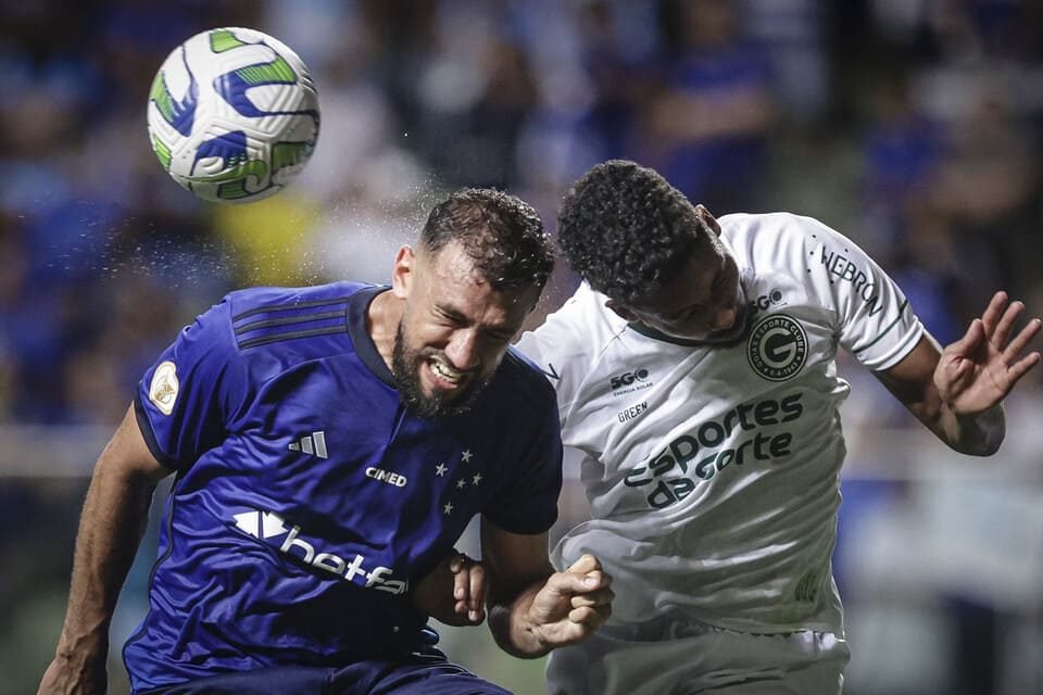Imagem colorida de dois jogadores do Goiás e Cruzeiro disputam a bola - Metrópoles