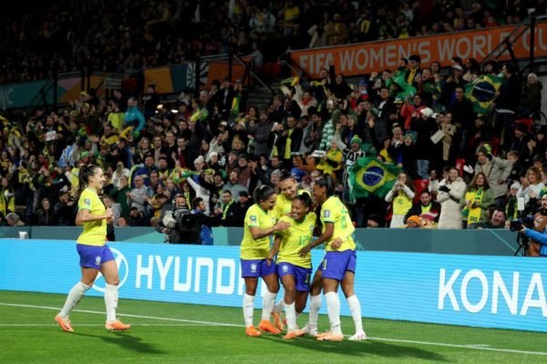 Imagem colorida da Seleção Brasileira feminina comemorando gol - Metrópoles