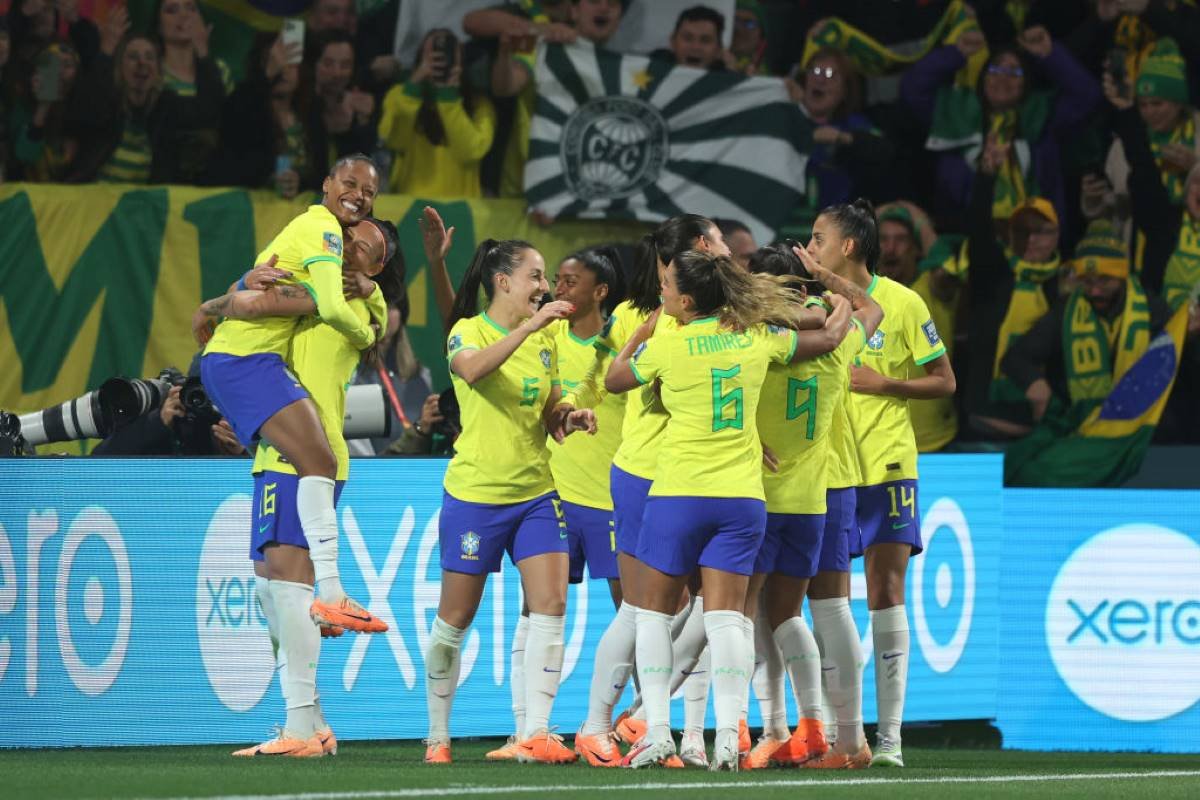 Partida com 11 gols marca estreia dos jogos femininos do