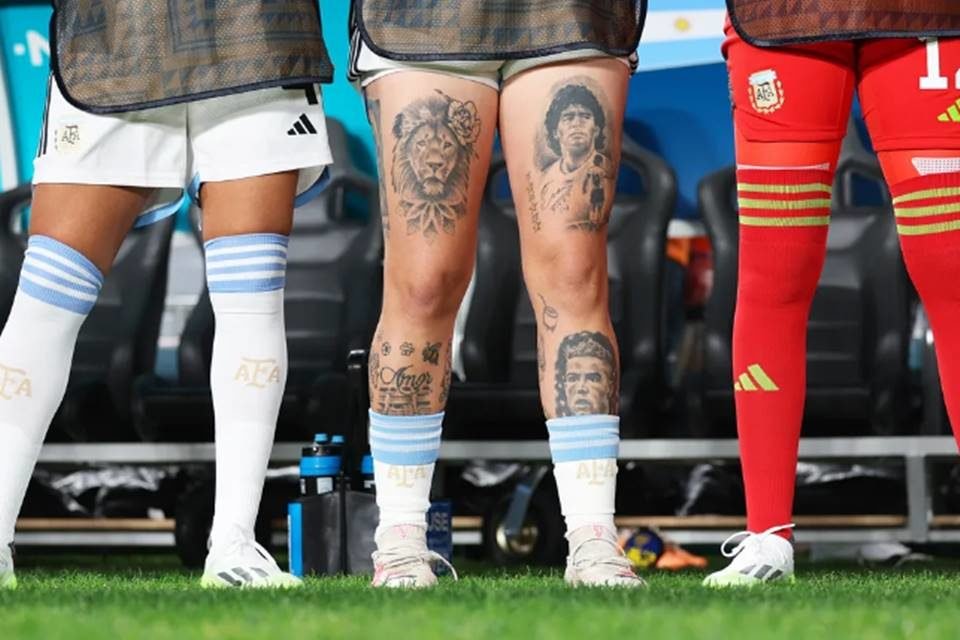Foto mostra tatuagens de Maradona e Cristiano Ronaldo de jogadora da Argentina - Metrópoles