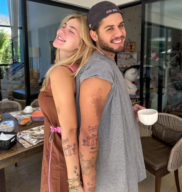 Virgínia Fonseca e Zé Felipe mostram tatuagem em homenagem à família. Na imagem, eles estão de costas um para o outro e mostram o desenho - Metrópoles