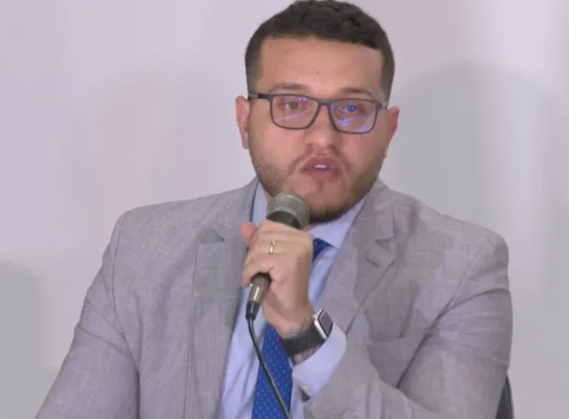 Imagem colorida do delegado da Polícia Federal (PF) Guilhermo Catramby em coletiva - Metrópoles