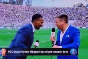 Imagem colorida de Shaka Hislop desmaiando - Metrópoles