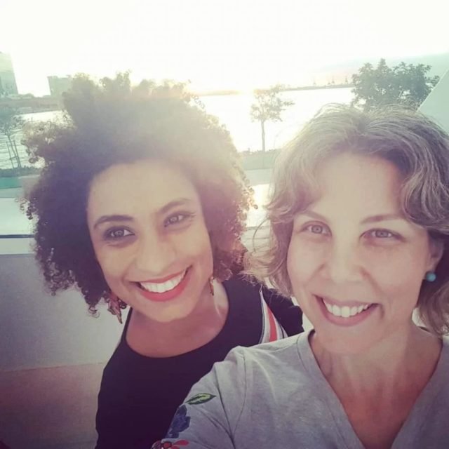 Fernanda Chaves e Marielle Franco sorrindo