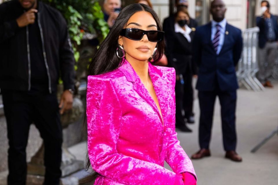 Na imagem com cor, Kim Kardashian usando um terno rosa da Balenciaga - Metrópoles