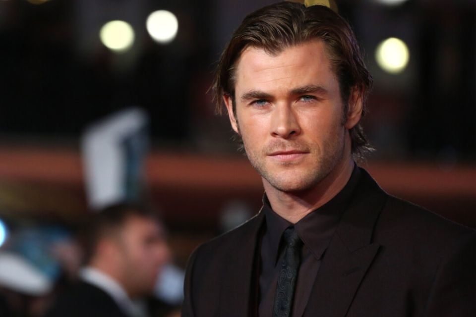 Ator Chris Hemsworth usando um terno preto de cabelo curto - Metrópoles