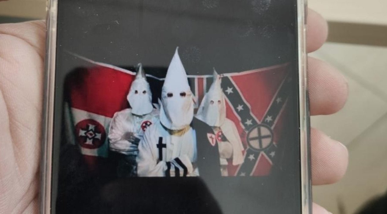 Imagem colorida de conteúdo nazista em um wallpaper de celular - Metrópoles