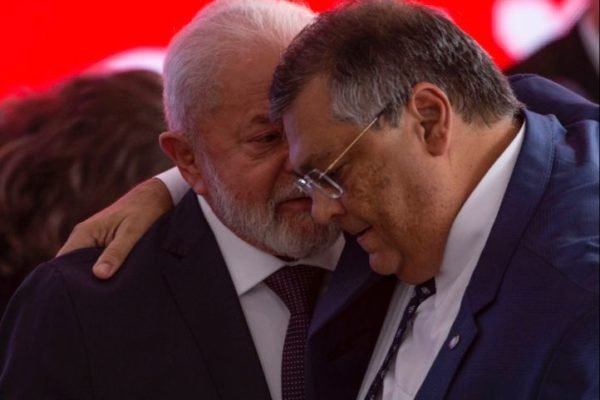 Foto colorida de Lula e Flávio Dino juntos - Metrópoles