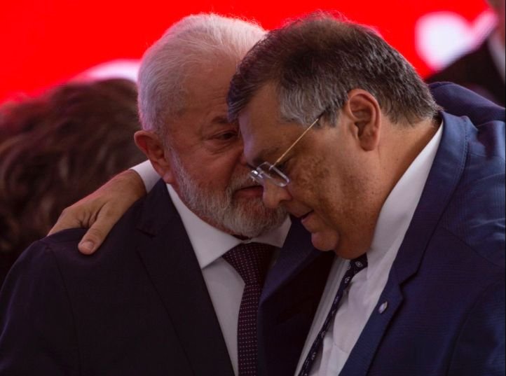 Foto colorida de Lula e Flávio Dino juntos - Metrópoles