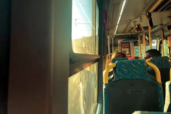 imagem colorida do interior de ônibus - Metrópoles