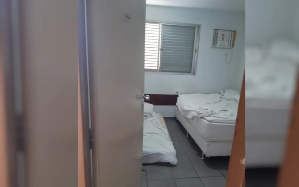 imagem colorida quarto de hotel idosa mantida em carcere goiania