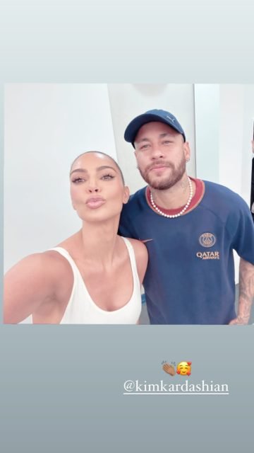 Neymar está com a camisa do PSG e um colar, enquanto Kim Kardashian está com uma camisa de alcinha branca - Metrópoles