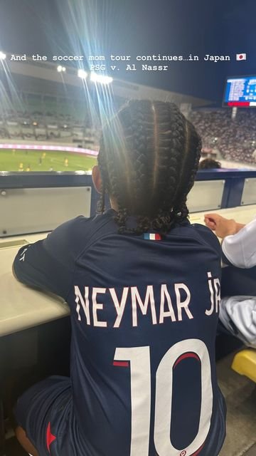 O filho de Kim Kardashian está em um estádio de futebol com a camisa de Neymar Jr. - Metrópoles