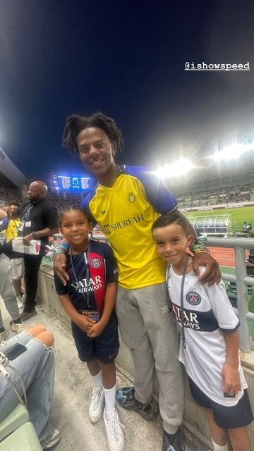 Na foto, ISpeed está com uma camisa do Al-Nassr e uma bermuda clara, enquanto os filhos de Kim Kardashian estão com a camisa do PSG - Metrópoles