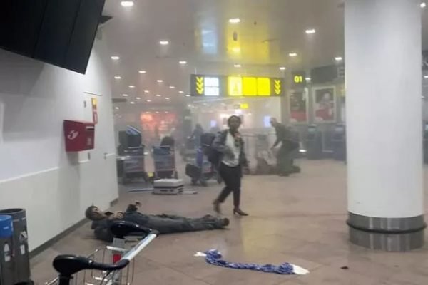 imagem colorida de aerporto em Bruxelas, na Bélgica, após ataque terrorista do Estado Islâmico - Metrópoles