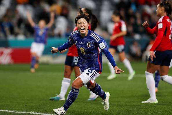 imagem colorida de jogadora japonesa comemorando gol contra a Costa Rica - Metrópoles