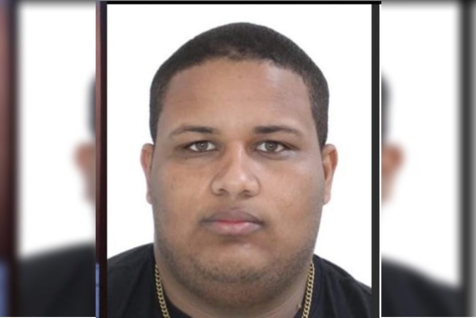 Imagem mostra rosto de homem negro que veste camiseta preta