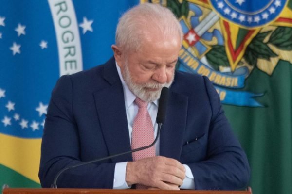 Imagem colorida de Lula olhando relógio
