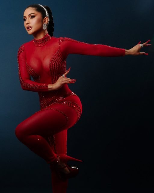 Foto colorida de Mileide Mihaile. Ela está de roupa vermelha, é branca e morena - Metrópoles