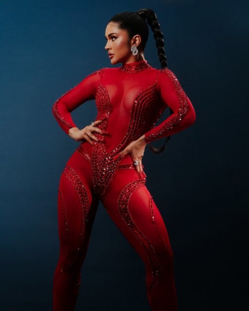 Foto colorida de Mileide Mihaile. Ela está de roupa vermelha, é branca e morena - Metrópoles