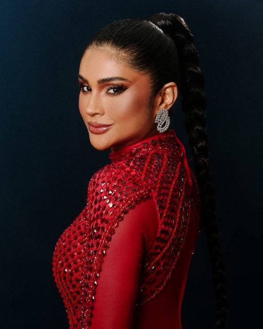 Foto colorida de Mileide Mihaile. Ela está de roupa vermelha, é branca e morena - Metrópoles