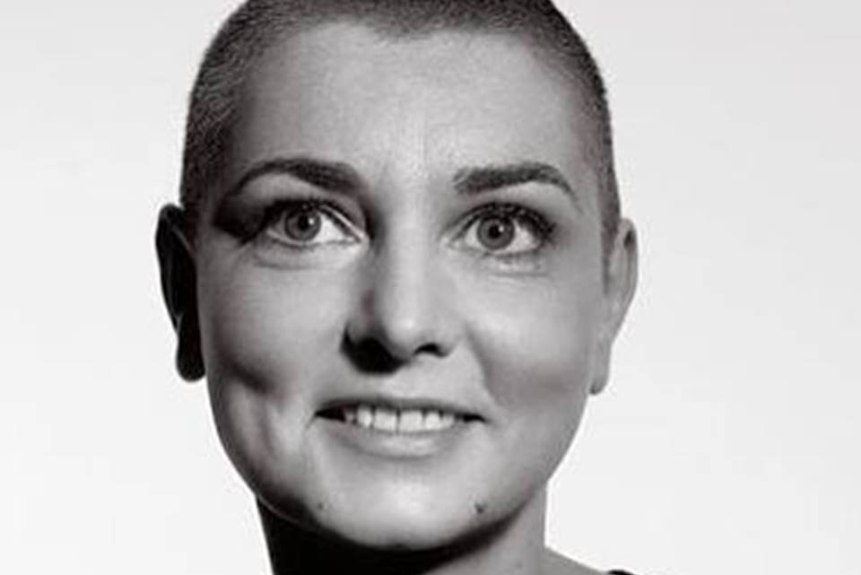 Foto em preto e branco do rosto da cantora Sinéad O'Connor - Metrópoles