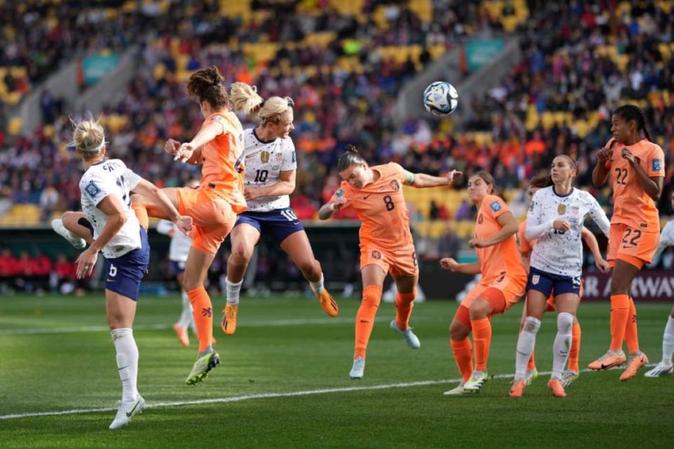 Trave salva, e EUA avançam às oitavas da Copa Feminina após empate