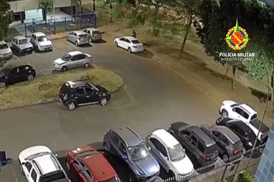 Homem quebra retrovisor de carro no Cruzeiro