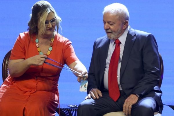 Lula Segura Rita Serrano Na Caixa Por Enquanto Metrópoles 2218