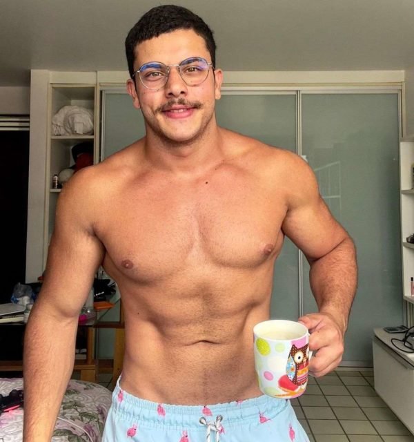 Foto colorida de Samuel, filho de Fabiana Karla, sem camisa - Metrópoles